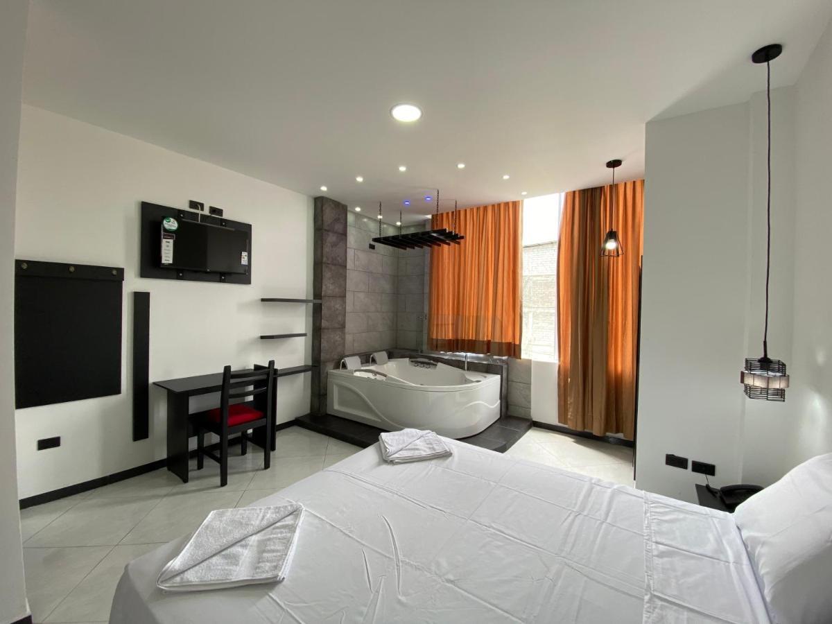 Bryss Hotel Santo Domingo de los Colorados Buitenkant foto