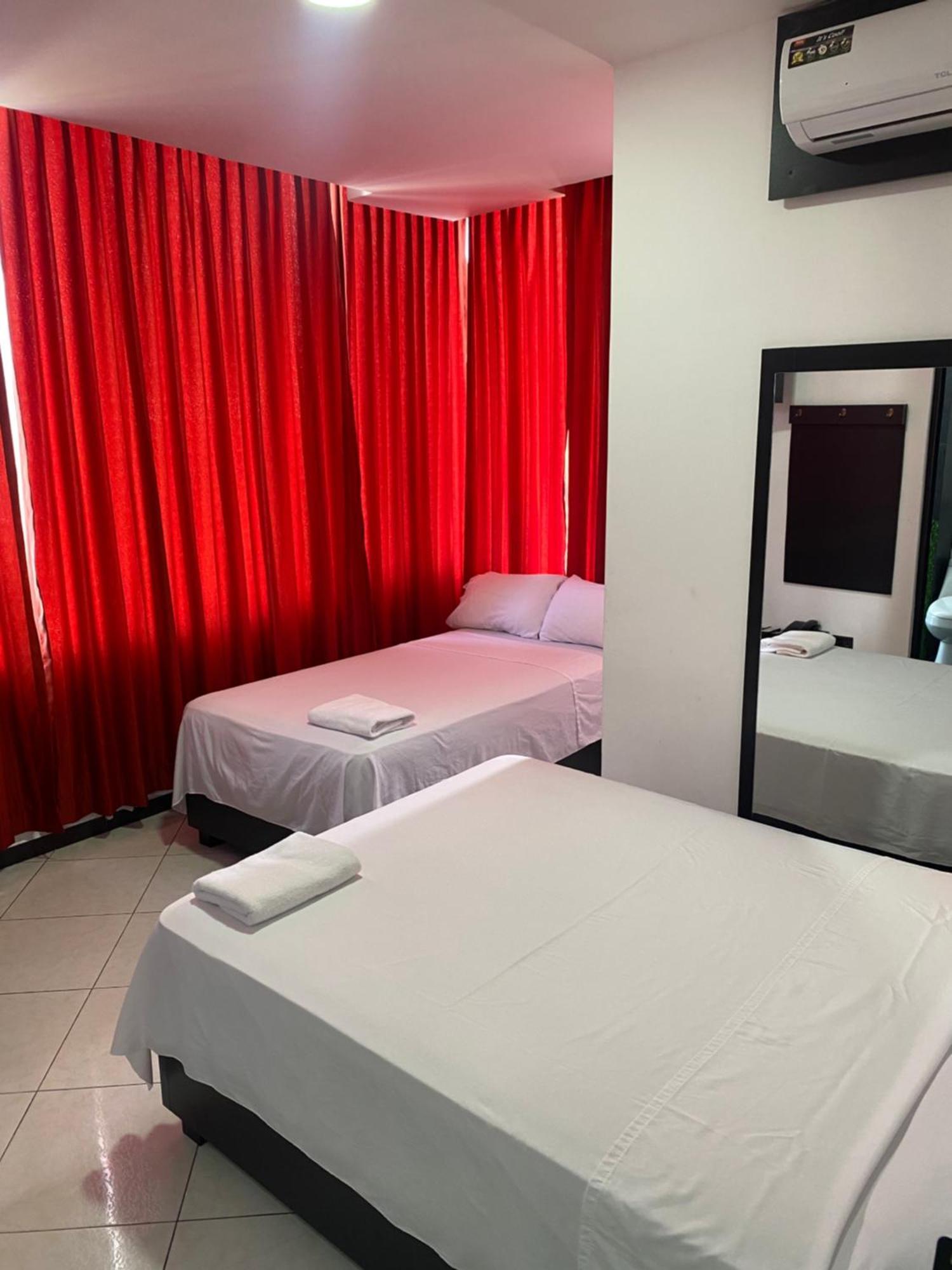 Bryss Hotel Santo Domingo de los Colorados Buitenkant foto